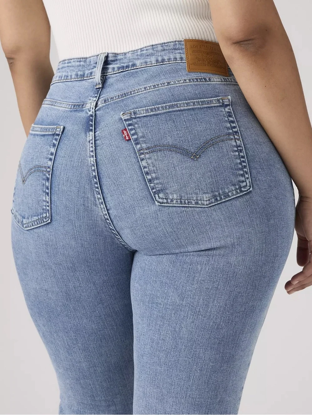 Levi’s 725 boot cut jean in original light blue wash. Size: 29/34 - Picture 2 of 10